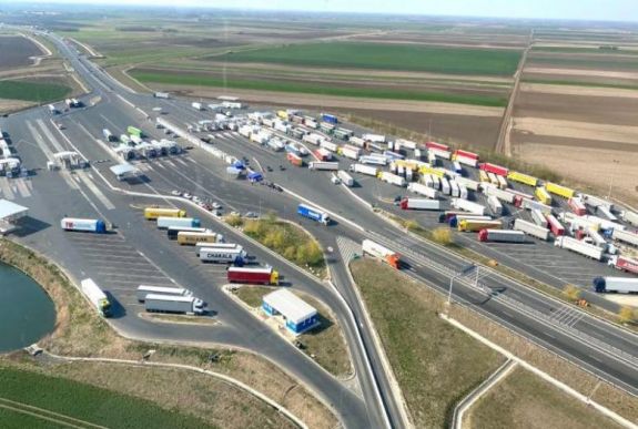 FRISSÍTVE – Újraindult a forgalom az autópálya-határátkelőn