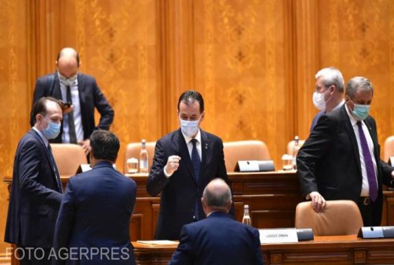 A parlament támogatását kérte a kormányfő a koronavírust félvállról vevők meggyőzéséhez