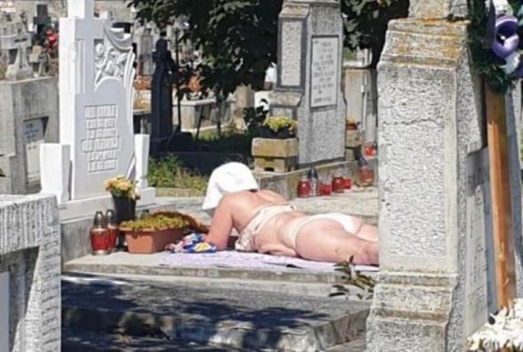Sírra terített takarón napozott egy nő Gyulafehérváron