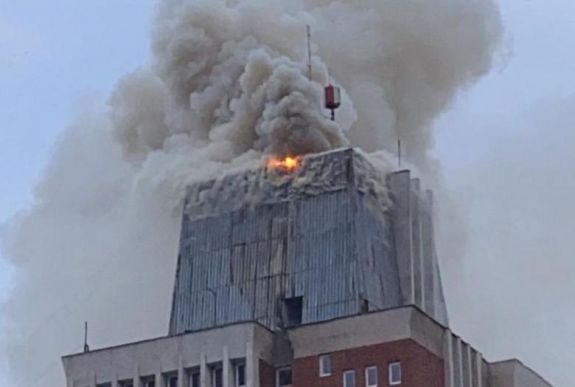 Lángokban áll a Resicabányán a prefektúra és a megyei önkormányzat épülete