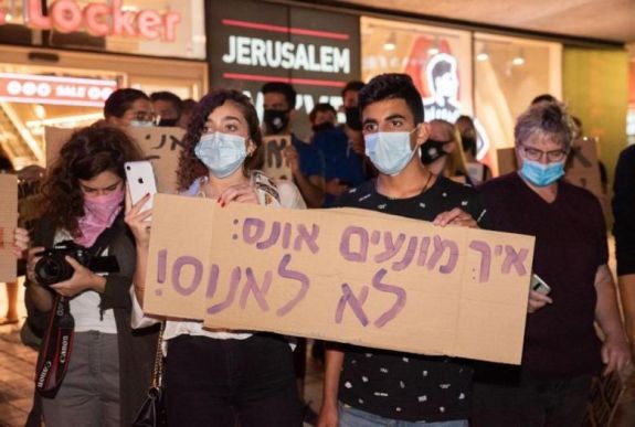 Izrael: közfelháborodást okozott egy tizenéves lány elleni tömeges nemi erőszak, ezrek tiltakoztak