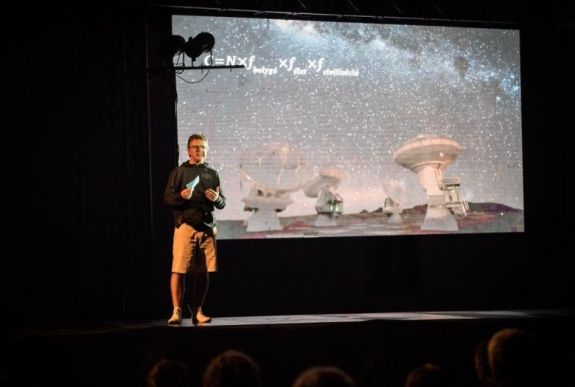 Egyedül vagyunk? Nagy Péter pinkfloydosított előadásán jártunk Csíkszeredában