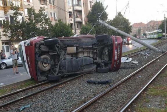 Betonoszlopnak hajtott, szörnyethalt a 22 éves sofőr Arad központjában