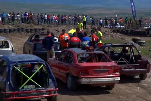 Időfutam, láncos futam, rodeó: a csíkszentkirályi roncsderbin jártunk (VIDEÓ)