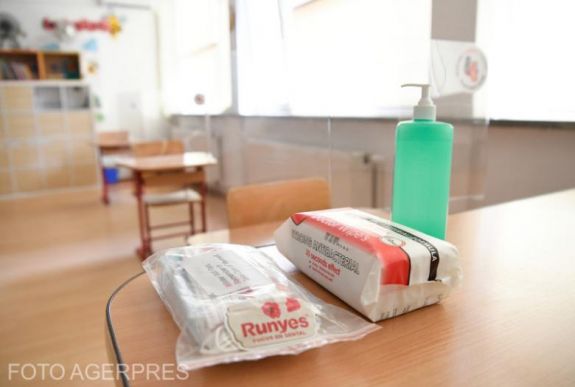 Iskolakezdés: a nehéz sorsú diákoknak biztosít védőmaszkokat a kormány