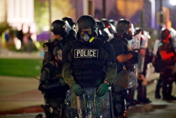 Bevetették a Nemzeti Gárdát a wisconsini Kenoshában az erőszakba torkolló tüntetések megfékezésére