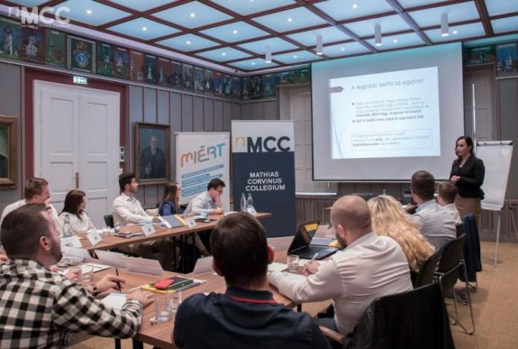 Lehet jelentkezni az Erdélyi Politikai Iskola októberben induló képzéseire