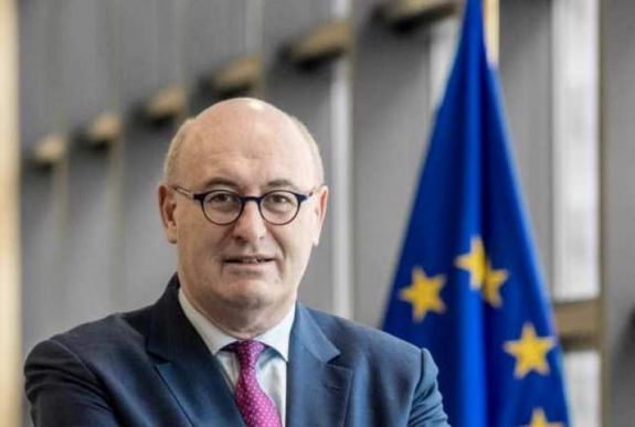 Belebukott az ír EU-biztos a járványügyi szabályok megsértésébe