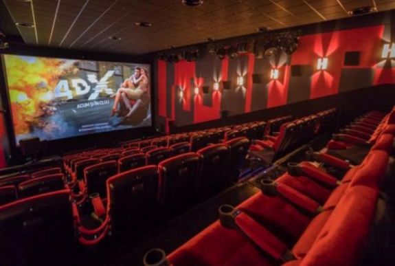 Nyitás: keddtől üzemelhetnek a mozik és színházak, de csak fél házzal