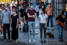 Újabb erdélyi megyében teszik kötelezővé a maszkviselést zsúfolt kültéri helyeken is