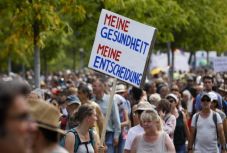 Mintegy 20 ezres tömeg tüntetett Berlinben a járványkorlátozások ellen