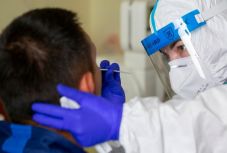 Koronavírus: folyamatosan csökken az új fertőzöttek száma Szerbiában