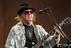 Amerikai elnökválasztás: Neil Young beperelte Donald Trump kampánystábját