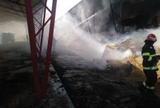 Hargita megye: leégett egy fiatfalvi csirkefarm szalmaraktára