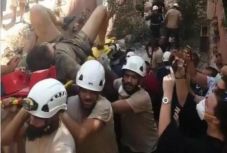 Így mentik ki a romok alól a bejrúti robbanások túlélőit