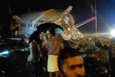 Mindkét pilóta és két gyermek is életét vesztette az indiai repülőgép-szerencsétlenségben