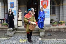 Segesváron kidobolják, hogy kötelező a maszk viselése