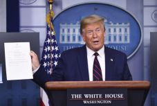 Lövések a Fehér Háznál, Trump rövid időre kisietett a sajtótájékoztatóról