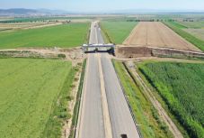 Légi felvételen a Prahova-völgyében épülő autópálya egy szakasza