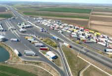 FRISSÍTVE – Újraindult a forgalom az autópálya-határátkelőn