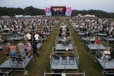 Koncertezés fizikai távolságtartással: a britek így oldották meg