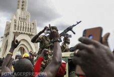 Katonai puccs Maliban, lemondott az elnök