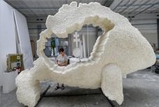 Trianon száz éves évfordulójára emlékezik a debreceni virágkocsik egyike