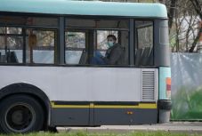 Átvállalja a kormány a diákok tömegközlekedési költségének felét