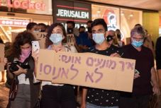 Izrael: közfelháborodást okozott egy tizenéves lány elleni tömeges nemi erőszak, ezrek tiltakoztak