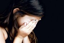 Felemelte egy lány szoknyáját, letartóztatták a bukaresti fiatalembert