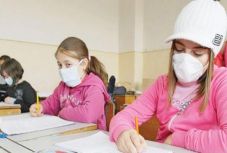 Iskolakezdés: a szakemberek nem hisznek az órák alatti maszkviselésben