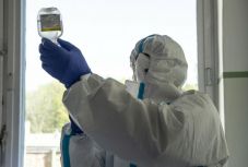 A világban 23 millió fölé nőtt a fertőzöttek száma, egy nap alatt ennyien haltak meg