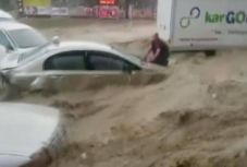 Heves árvíz pusztított Törökországban, többen meghaltak