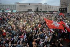 Tízezrek tüntetnek a minszki Függetlenség terén