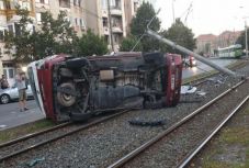 Betonoszlopnak hajtott, szörnyethalt a 22 éves sofőr Arad központjában