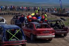 Időfutam, láncos futam, rodeó: a csíkszentkirályi roncsderbin jártunk (VIDEÓ)