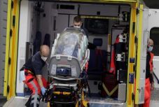 Német kormányszóvivő: rendőri védelemre szorul Navalnij, mert valószínűleg megmérgezték