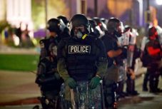 Bevetették a Nemzeti Gárdát a wisconsini Kenoshában az erőszakba torkolló tüntetések megfékezésére