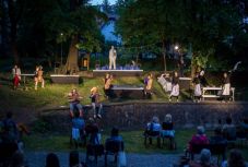 Két szabadtéri helyszínen is várja a nézőket a sepsiszentgyörgyi színház