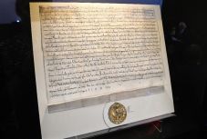 Eredetiben látható az Aranybulla egy kiállításon