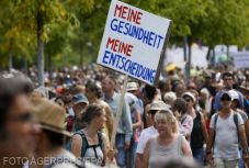 Összecsaptak a rendőrökkel a „koronatagadók” Berlinben