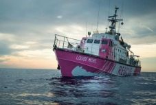 Bajba került Banksy menekülteket mentő hajója a Földközi-tengeren