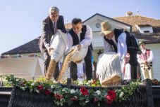 Székelyföldi búzaösszeöntés – töretlen a székely nemzet összefogása