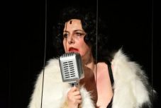 Karády Katalint börtönben láthatjuk a Kolozsvári Magyar Opera udvarán