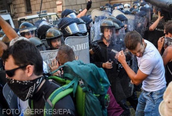 Paradicsomdobálás, paprikaspray: többen megsérültek a bulgáriai kormányellenes tüntetéseken