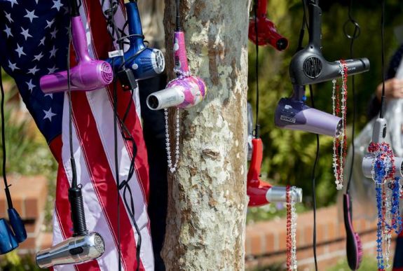 Hajcsavarókat és hajszárítókat aggattak „haragos fodrászvendégek” Nancy Pelosi háza előtt egy fára