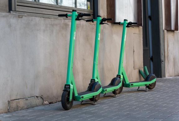 Szabályozás lesz a vége a káoszos elektromosroller-kölcsönzésnek Kolozsváron