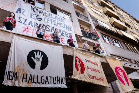 A Sapientia EMTE végzettjei is támogatják a SZFE diákjait és tanárait