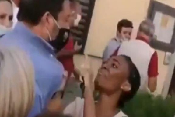 Matteo Salvinire támadt egy bevándorló nő egy kampányeseményen 