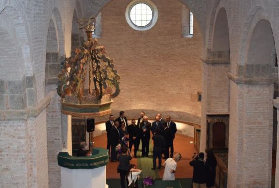 Megáldották a felújított, közel 850 éves Árpád-kori monostortemplomot a Szatmár megyei Ákoson